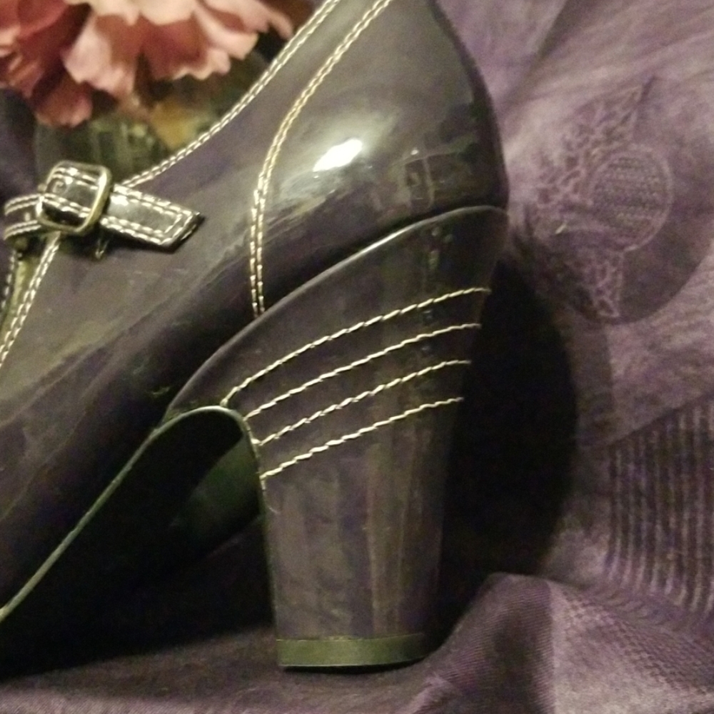 Shoes: Patent Leather Heels - Picture 4 of 6
